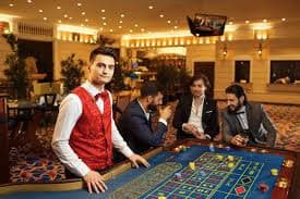 Pengguna menikmati permainan sports betting lewat perangkat mobile dengan antarmuka modern dan mudah