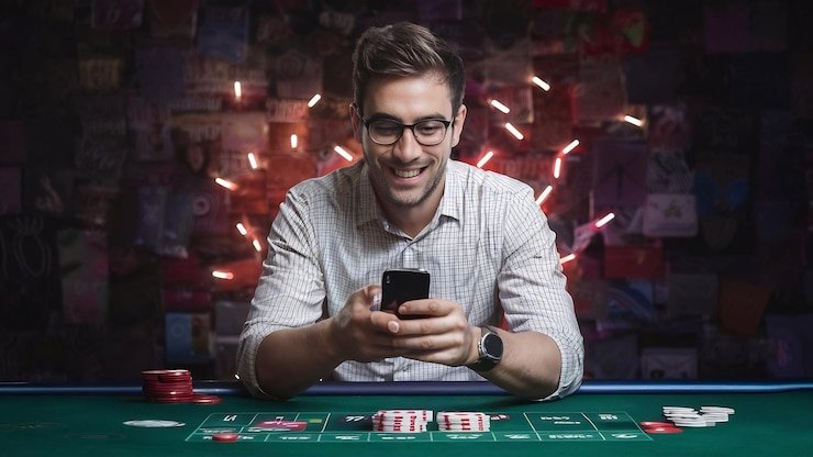 Pengguna mengatur opsi privasi dan keamanan akun via aplikasi mobile